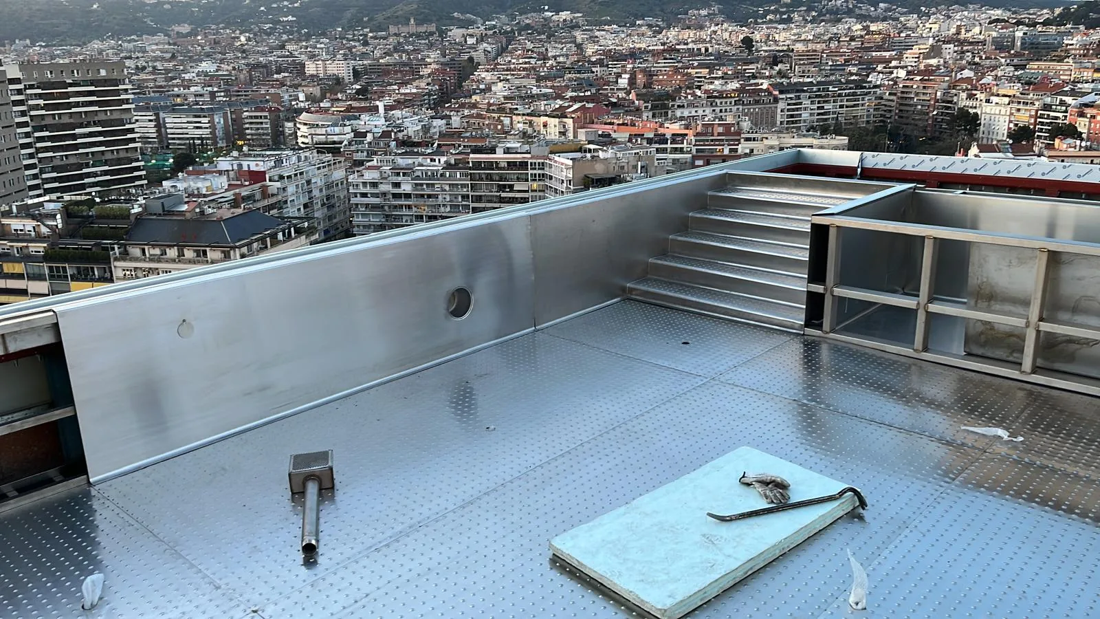 Inspección de uniones soldadas en vaso de piscina de acero inoxidable